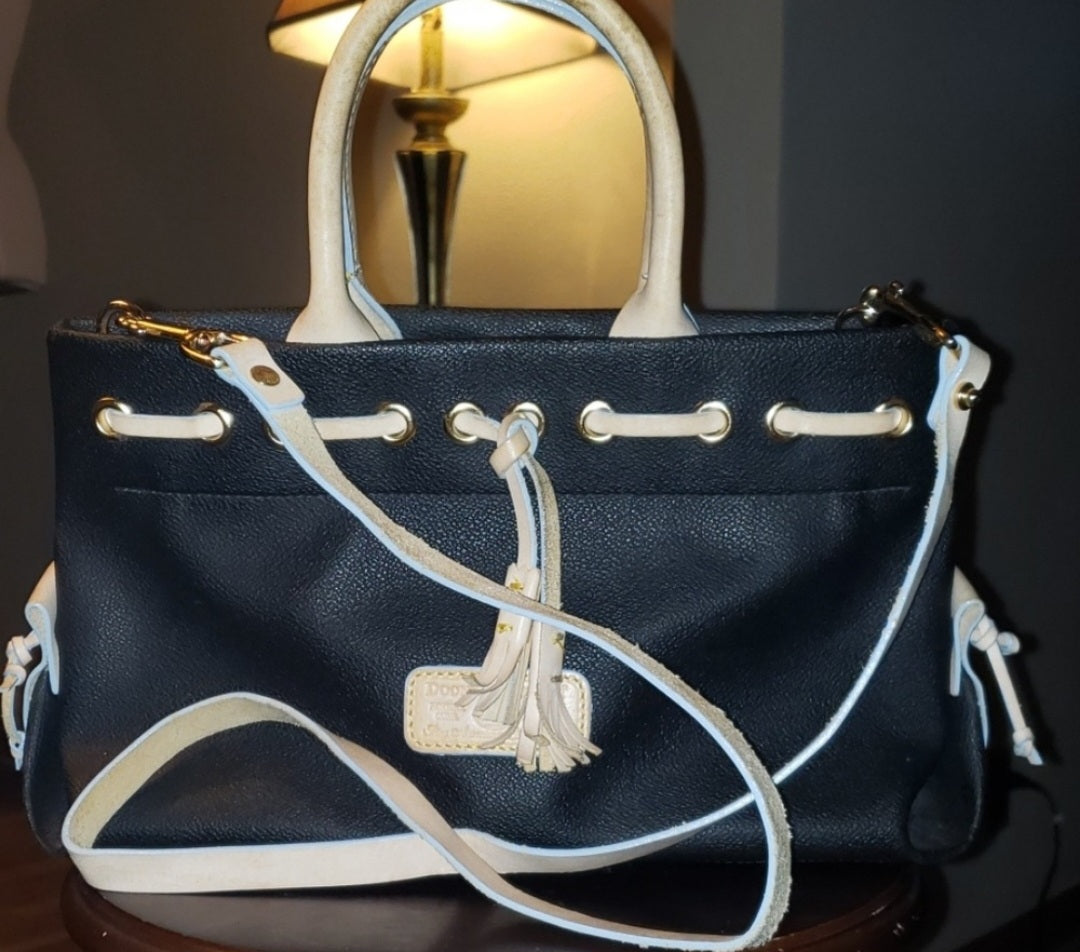 Dooney & Bourke blk/cream satchel.
