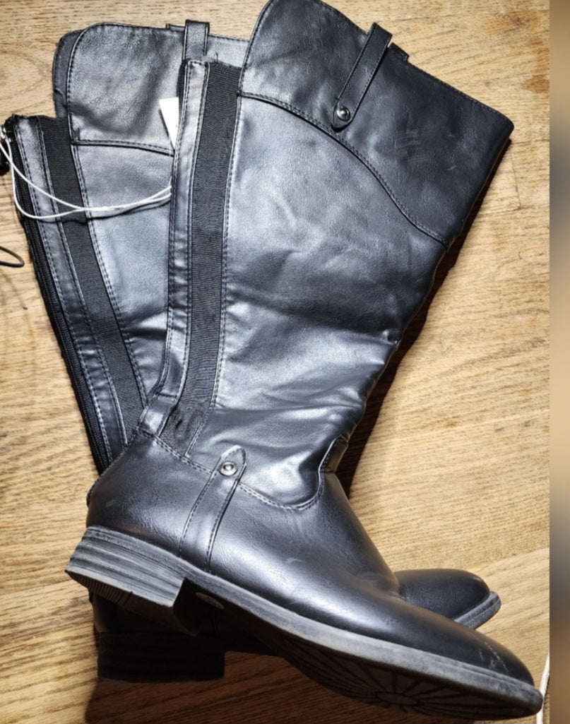 Maurices faux leather boots. Sz 9.5.