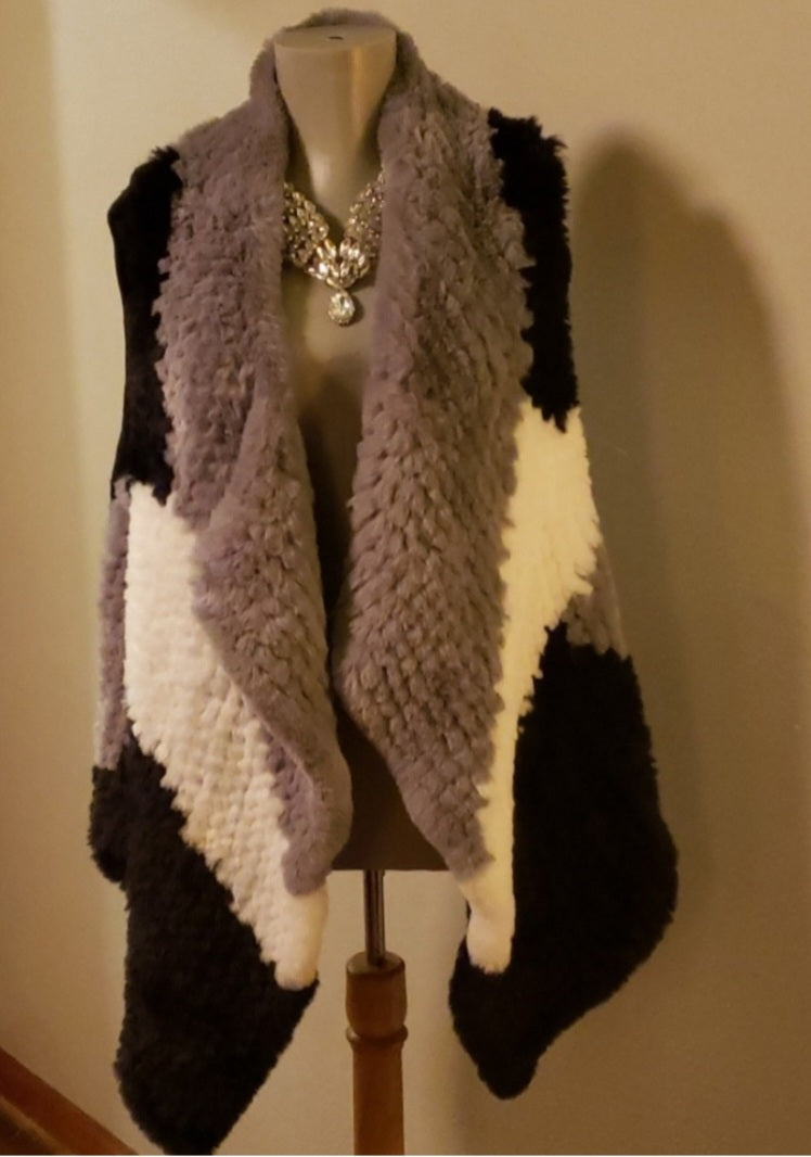 The Limited color block faux fur swtr vest. ⭐Sz XL