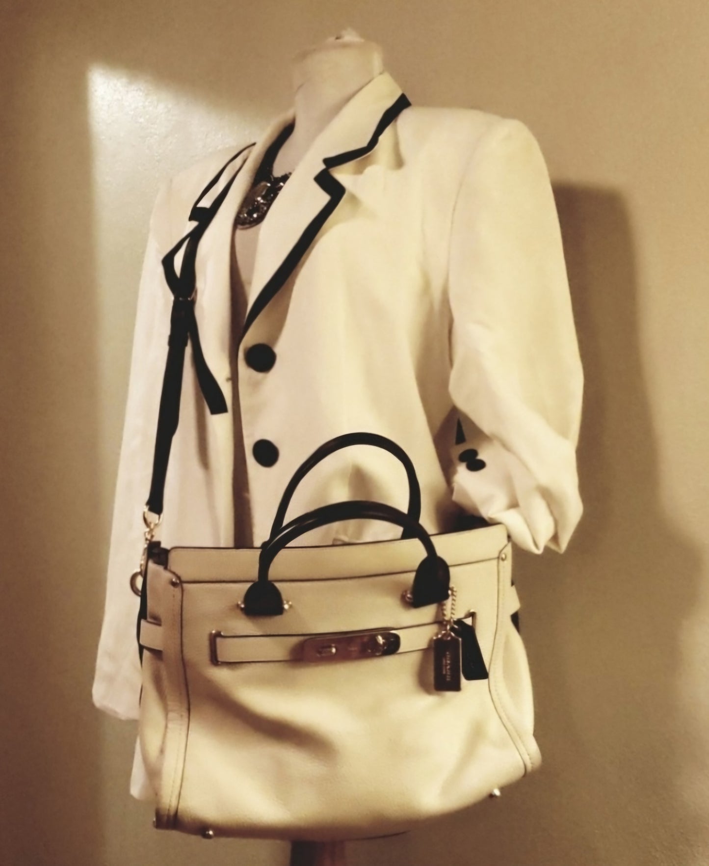 Coach XL Swagger/Carry All Handbag. Blk/white
