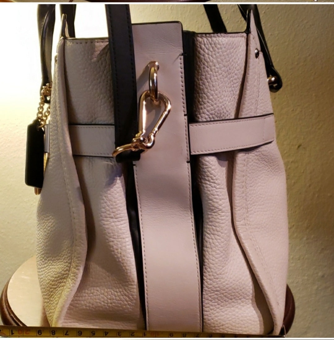 Coach XL Swagger/Carry All Handbag. Blk/white
