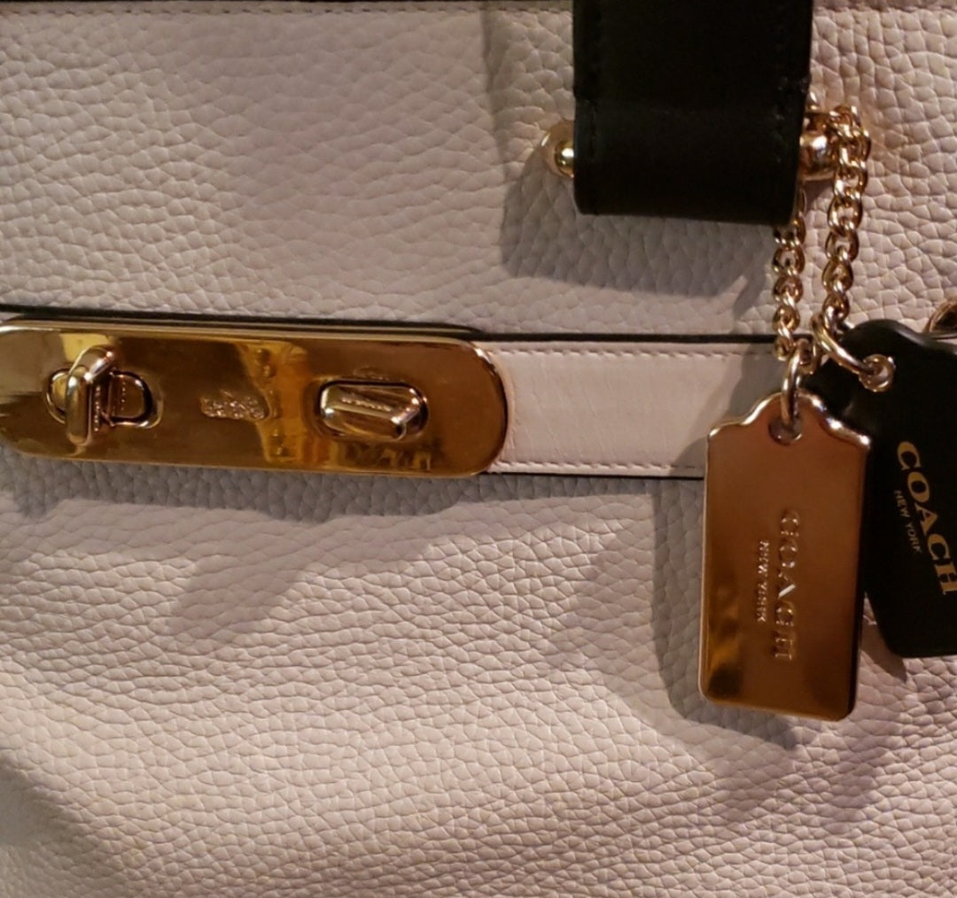 Coach XL Swagger/Carry All Handbag. Blk/white