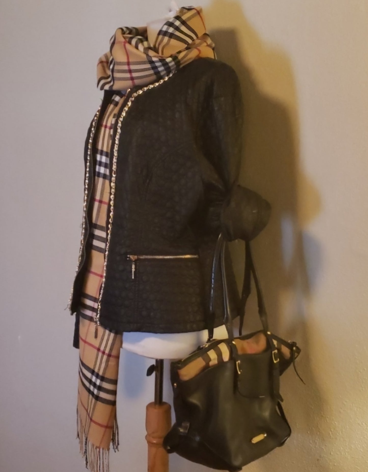 Authentic Burberry black leather handbag 😍