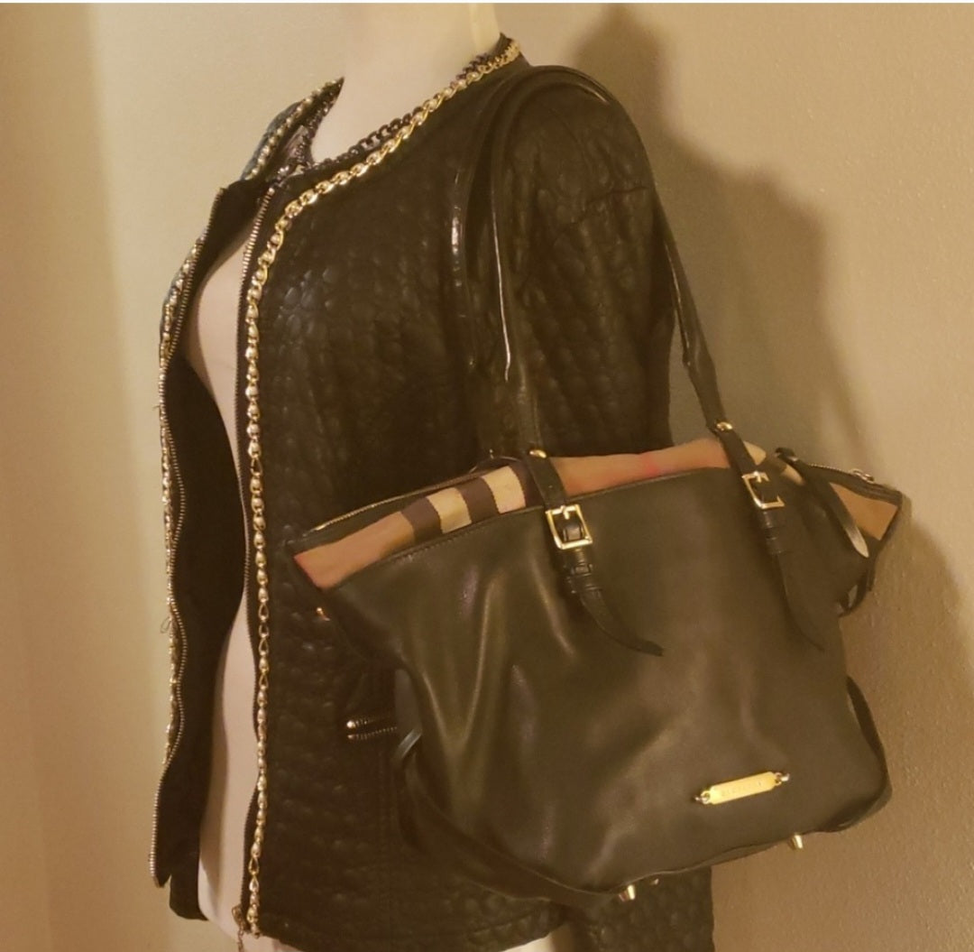 Authentic Burberry black leather handbag 😍