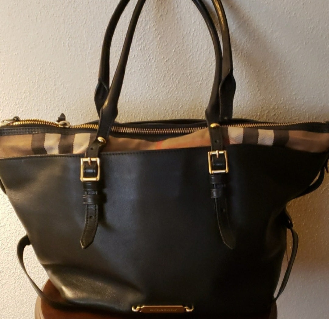 Authentic Burberry black leather handbag 😍