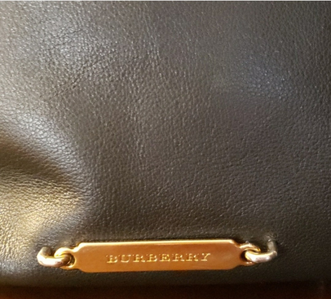 Authentic Burberry black leather handbag 😍