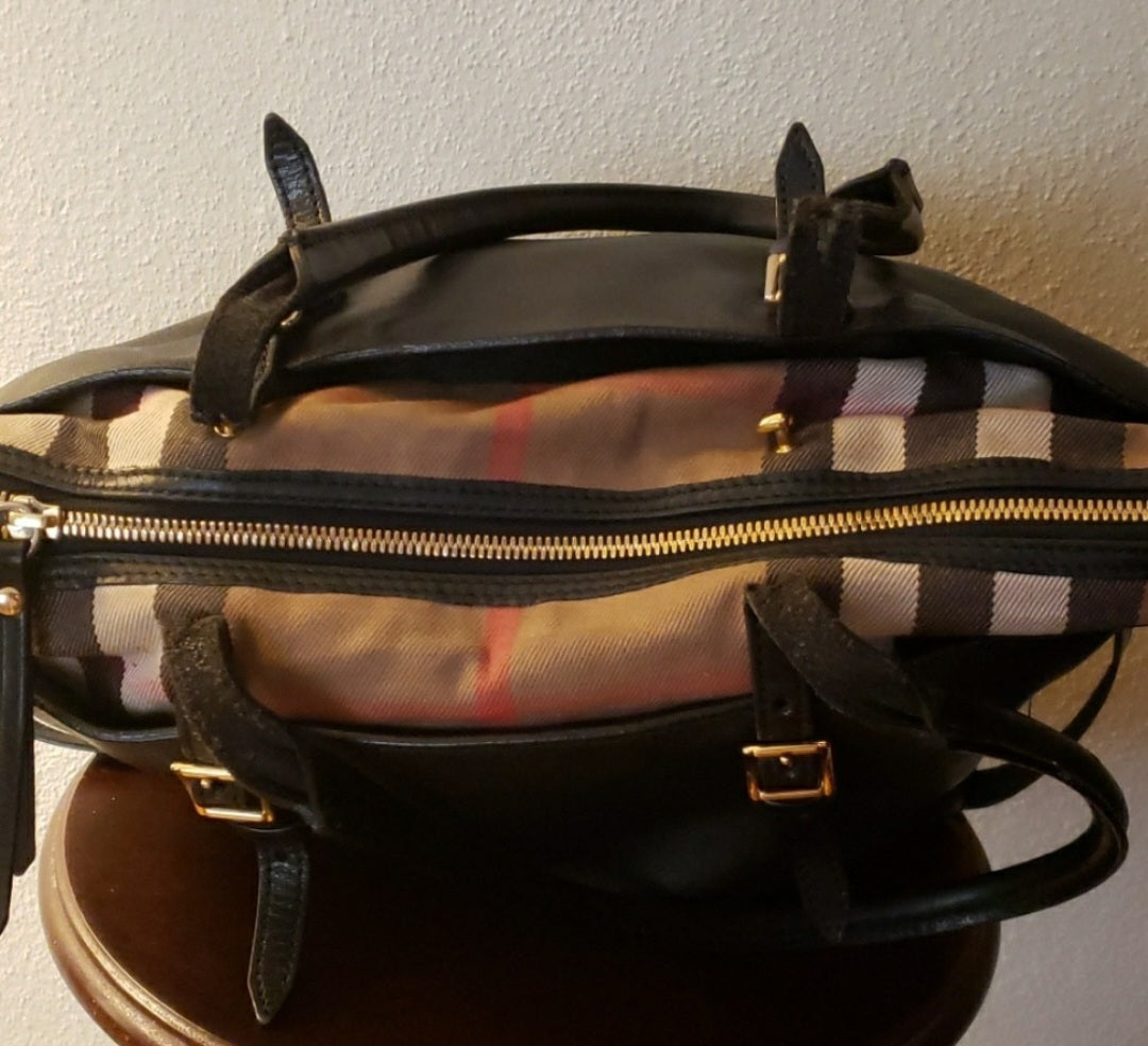 Authentic Burberry black leather handbag 😍