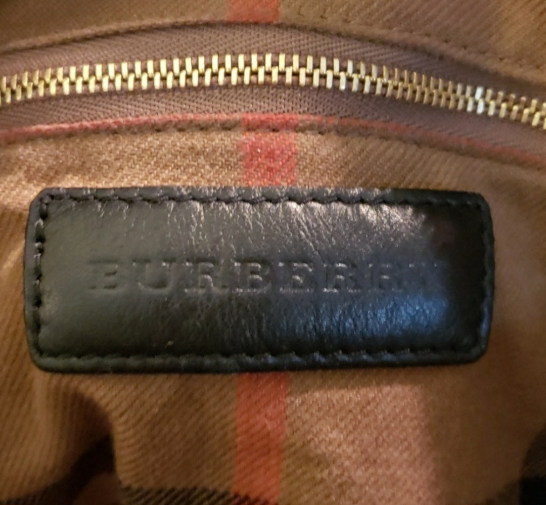 Authentic Burberry black leather handbag 😍