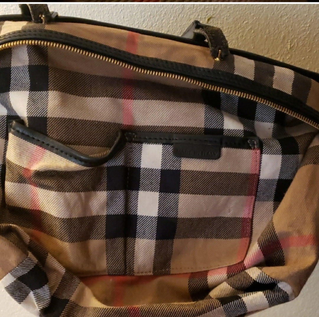 Authentic Burberry black leather handbag 😍