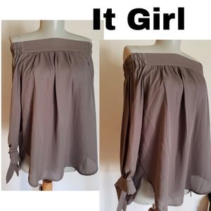 IT Girl off the shoulder tie sleeve top. Sz Med
