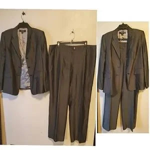 Kasper gorgeous gray shine pinstrip pantsuit. Sz 16