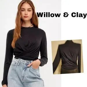 Willow & Clay black mock neck twisted top. Sz sm. Stretch