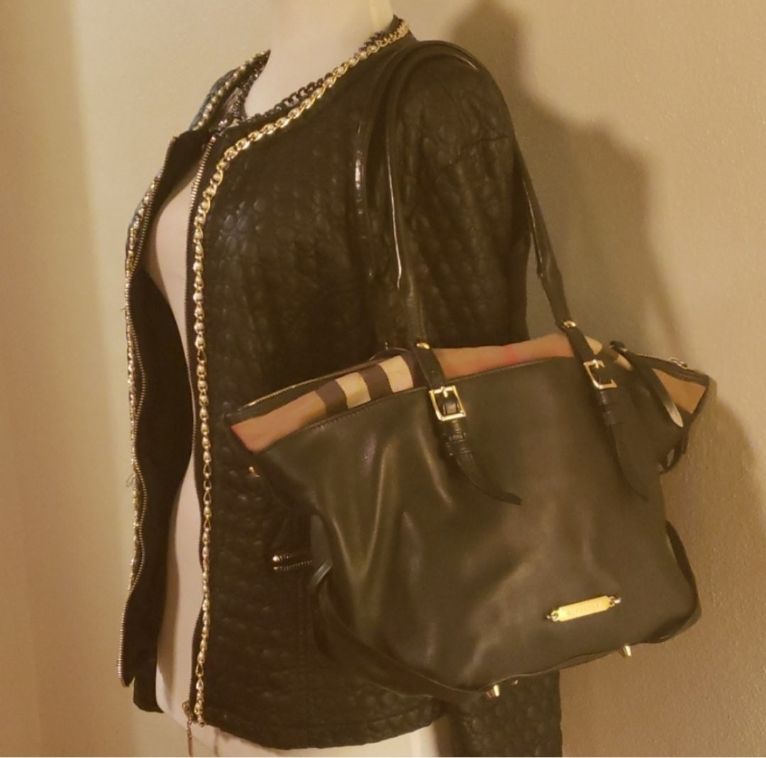 Auth Burberry black leather handbag w/traditional check