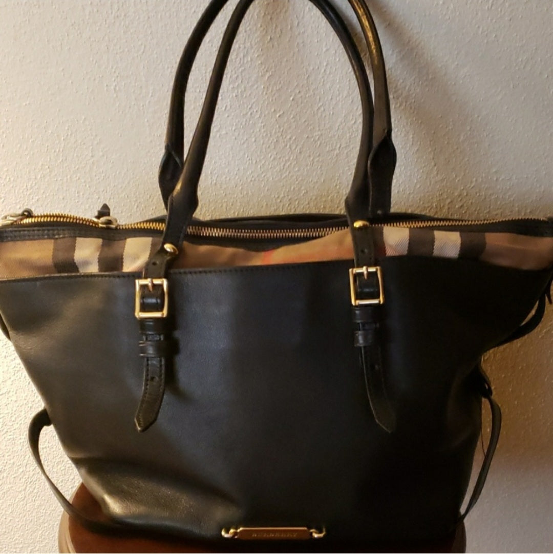 Auth Burberry black leather handbag w/traditional check