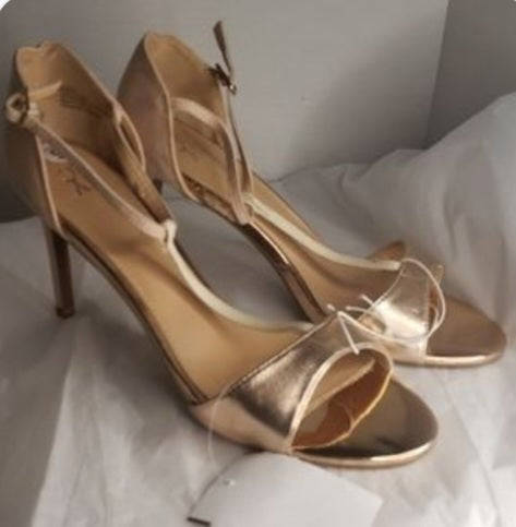 Ny&C gold t-strap heels. Sz 9