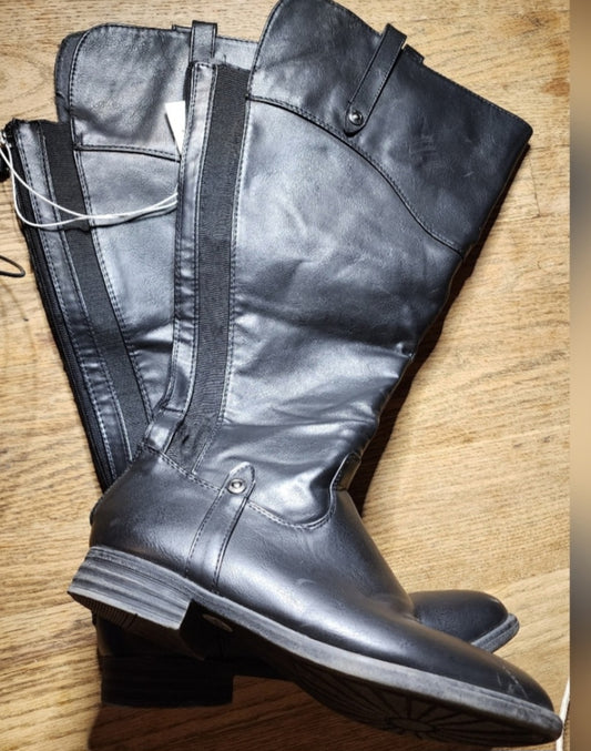 Maurices faux leather boots. Sz 9.5.