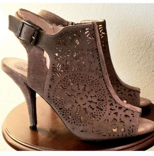 Vince Camuto YAMINA shooties. Size 10