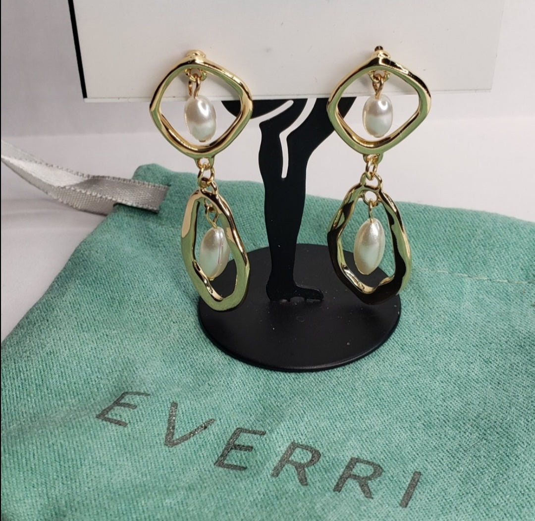 Everri Gold/FW Pearl drop earrings.