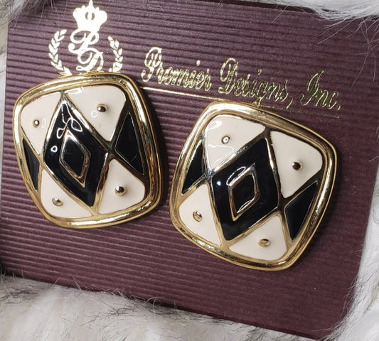 💥Clip -Premier Design Argyle square clip earrings.