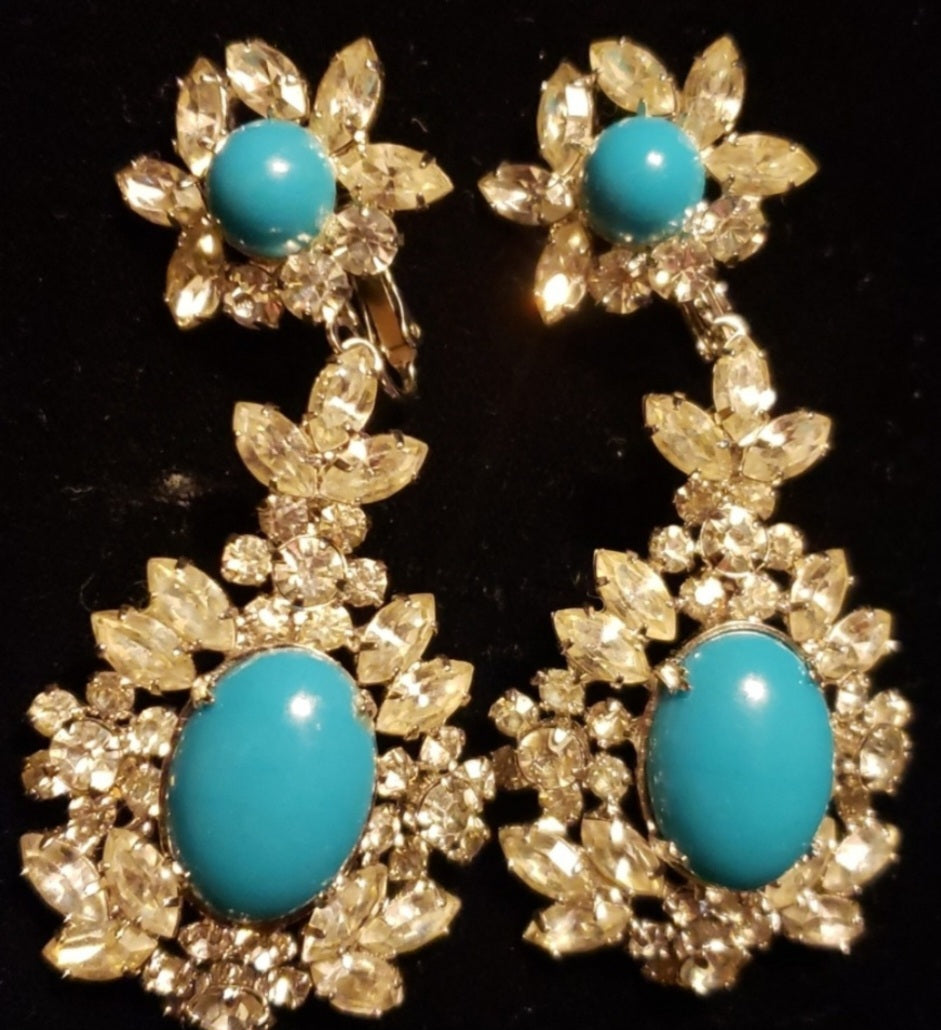 Darling vintage rhinestone earrings.