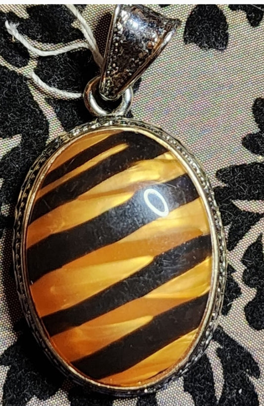 Beautiful 70's Vintage pendant.