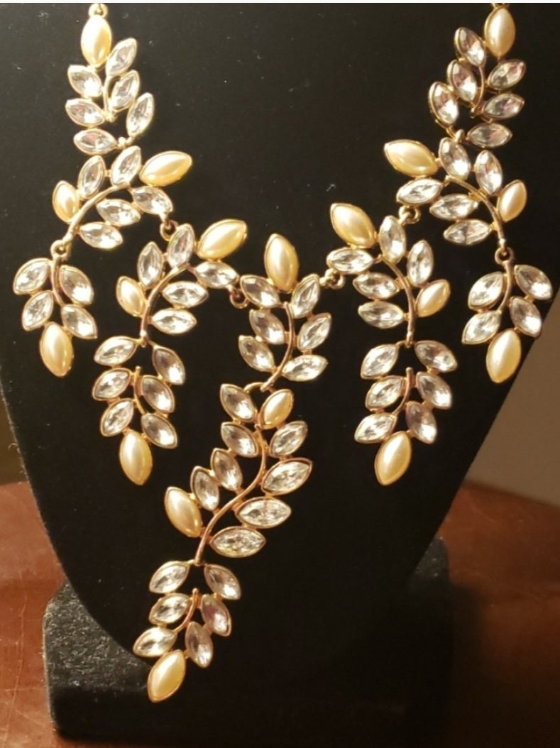 Beautiful Charming Charlie rhinestone necklace.