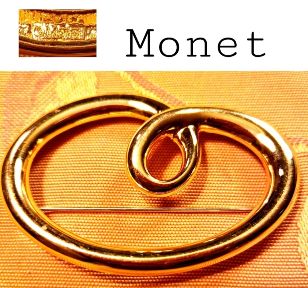 Vintage Monet gold tone brooch/lapel pin.