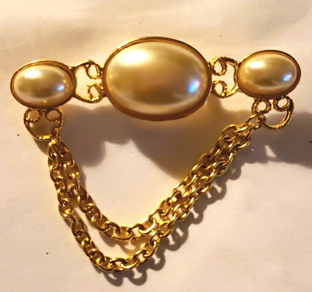 Beautiful Vintage pearl/chain lapel pin/brooch.