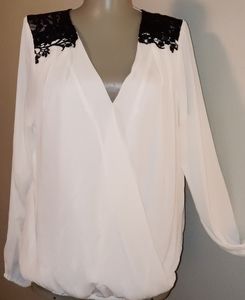 Thalia & Sodi blk & wht laced faux wrap top Sz Md