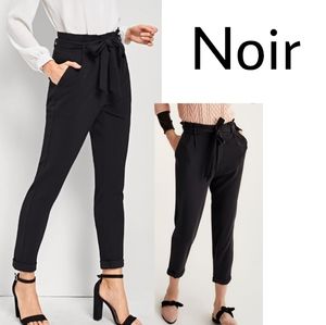 Noir blk paper bag pants. (tapered/crop). Sz Lrge