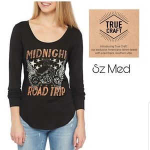 TRUE CRAFT
Midnight Road Trip scoop neck tee. Med