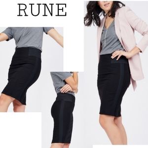 RUNE black side panel ruched skirt.  Sz XL