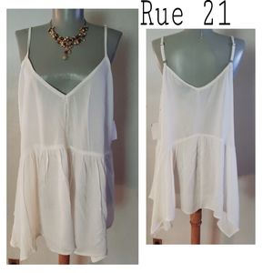 RUE 21 plus size off white assymetrical top.  Sz1X