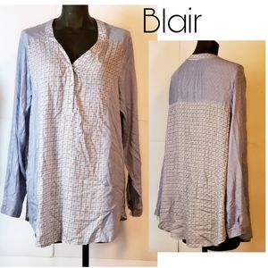 Blair blue/white print vneck top.  Sz Lrg