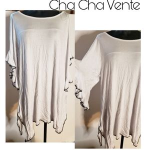 Cha Cha Vente white bell sleeve high/low top. Sz 2x.
