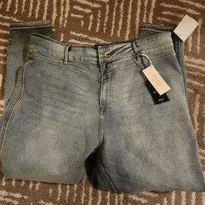 Forever 21 fitted tapered leg jeans.   Sz 16. Stretch