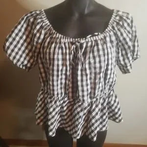 Ny invasion blk/white peplum top. Sz 2x