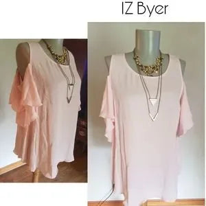 iZ Byer cold shoulder ruffle blouse. Sz XL